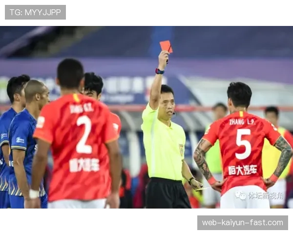 直接红牌裁判判罚要点：严重犯规与暴力行为界定