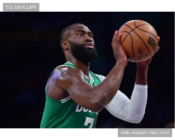 杰伦·布朗挡拆拉开空间效率超哈登，推动球队攻防转换提升