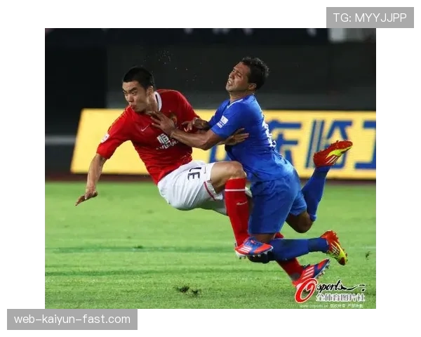 足球规则中合法冲撞的判定标准与实际应用解析