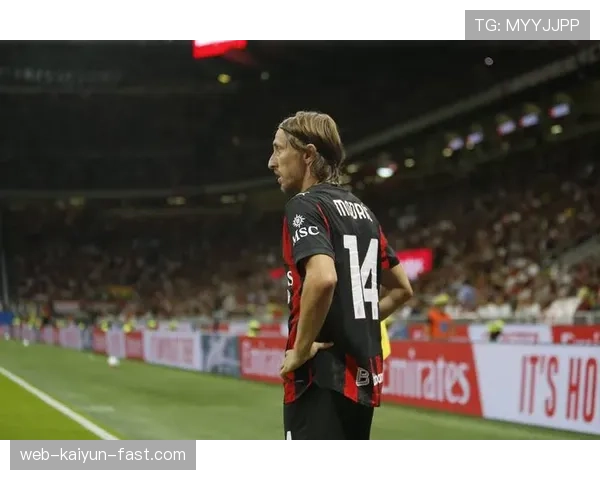 在中场组织下莫德里奇与克罗斯传球路径分化趋势