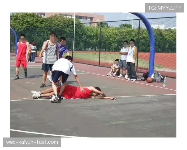 在激烈对抗中如何避免被吹罚拉人犯规？